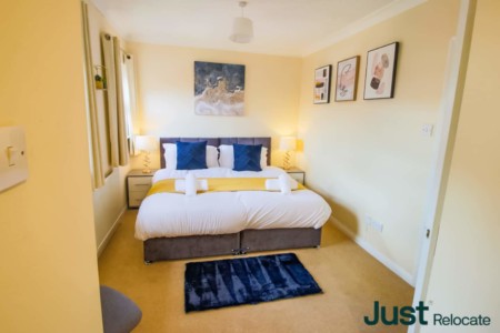 Spacious 3 bedroom flat With Workspace and Parking