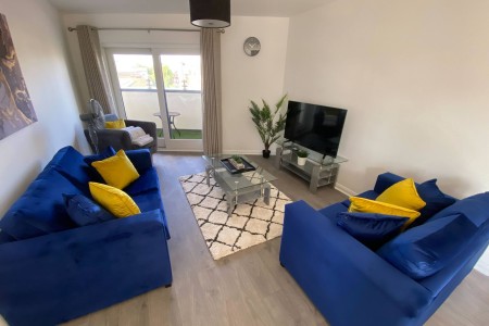 Town Center 2 bed Serviced Apartment 08 with parking, Surbiton