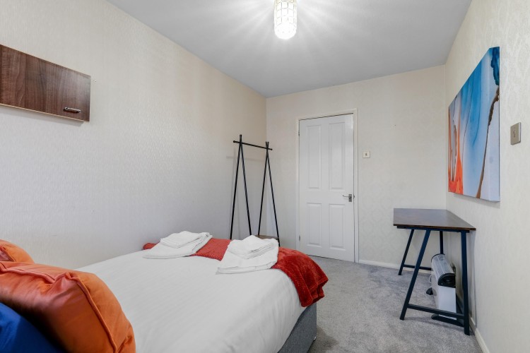 Cadwell Serviced 4 Bedroom house with Parking Maidenhead Serviced