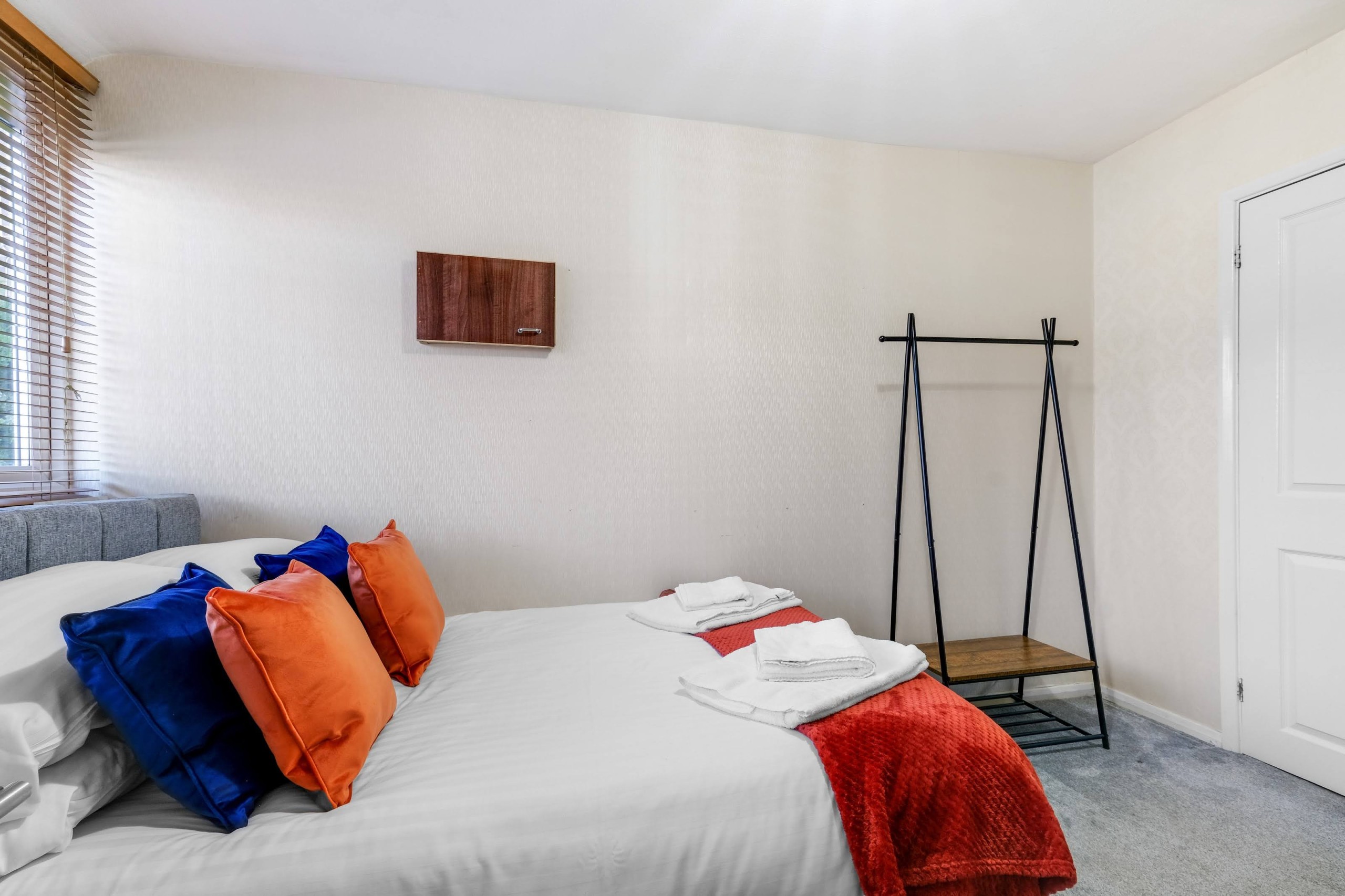 Cadwell Serviced 4 Bedroom house with Parking Maidenhead Serviced