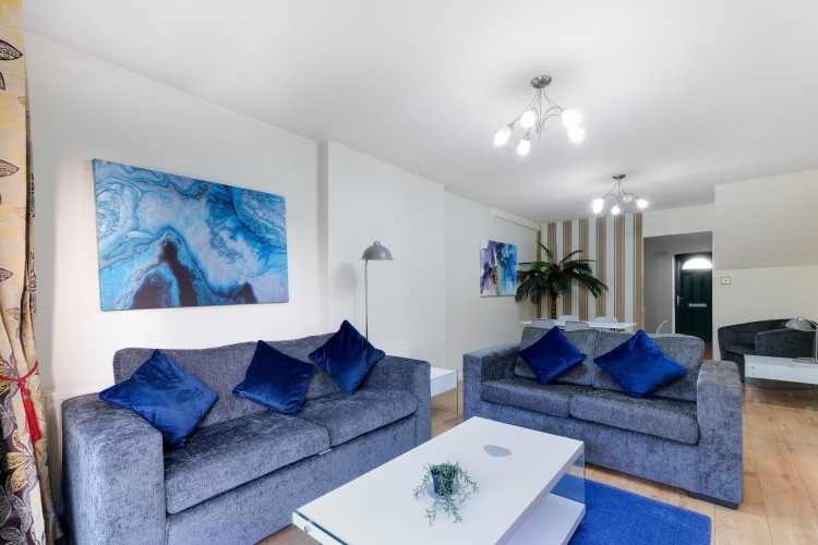 Cadwell Serviced 4 Bedroom house with Parking Maidenhead Serviced