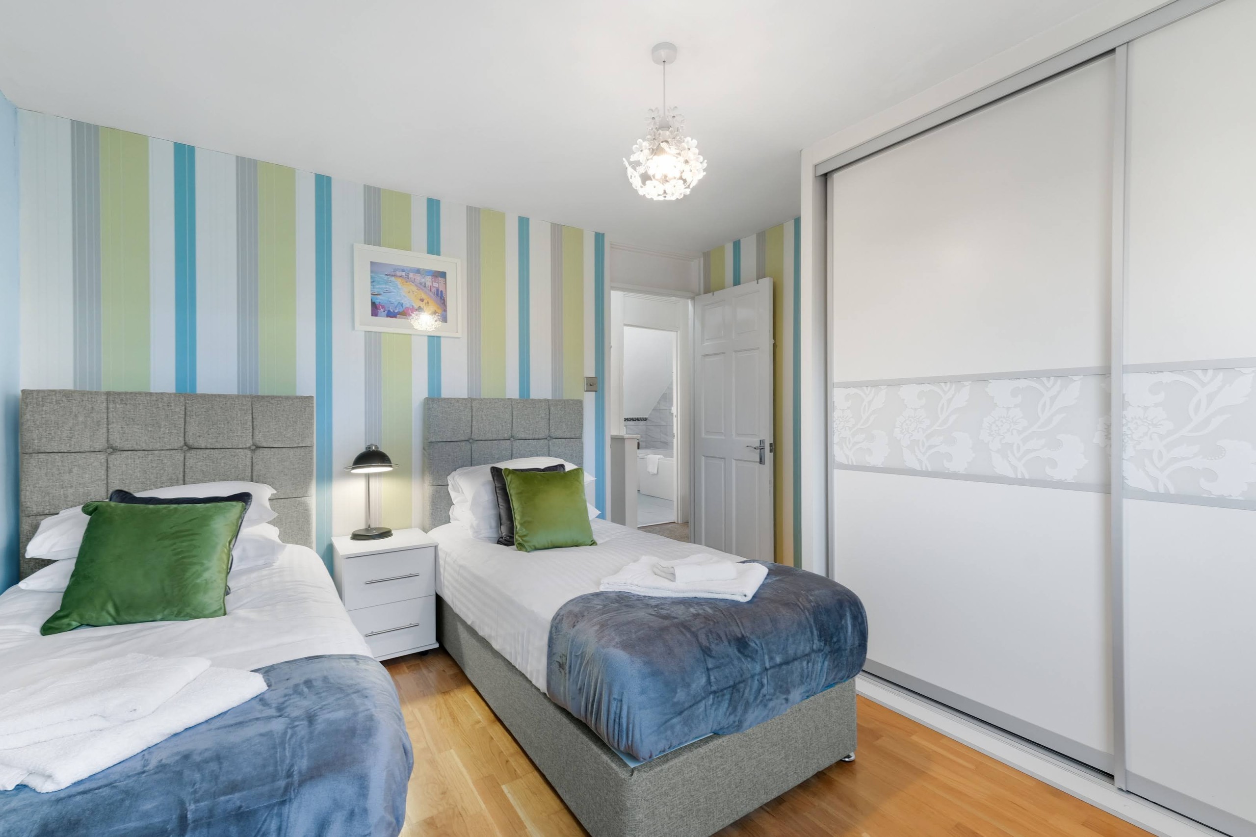 Cadwell Serviced 4 Bedroom house with Parking Maidenhead Serviced