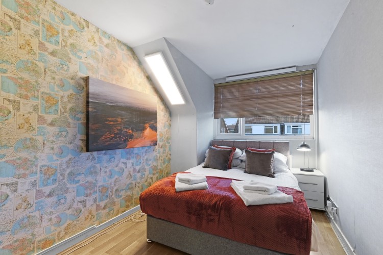 Cadwell Serviced 4 Bedroom house with Parking Maidenhead Serviced