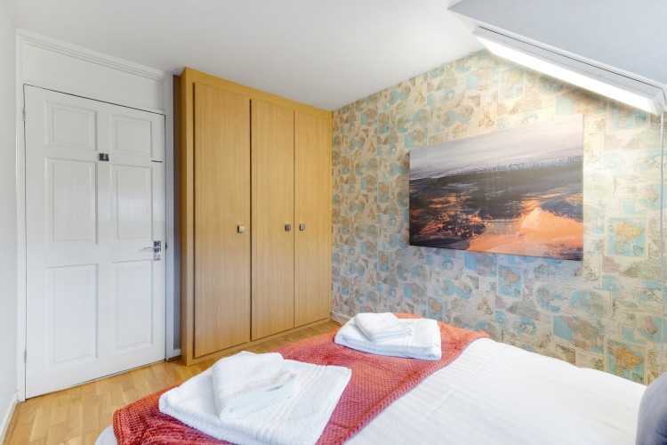 Cadwell Serviced 4 Bedroom house with Parking Maidenhead Serviced