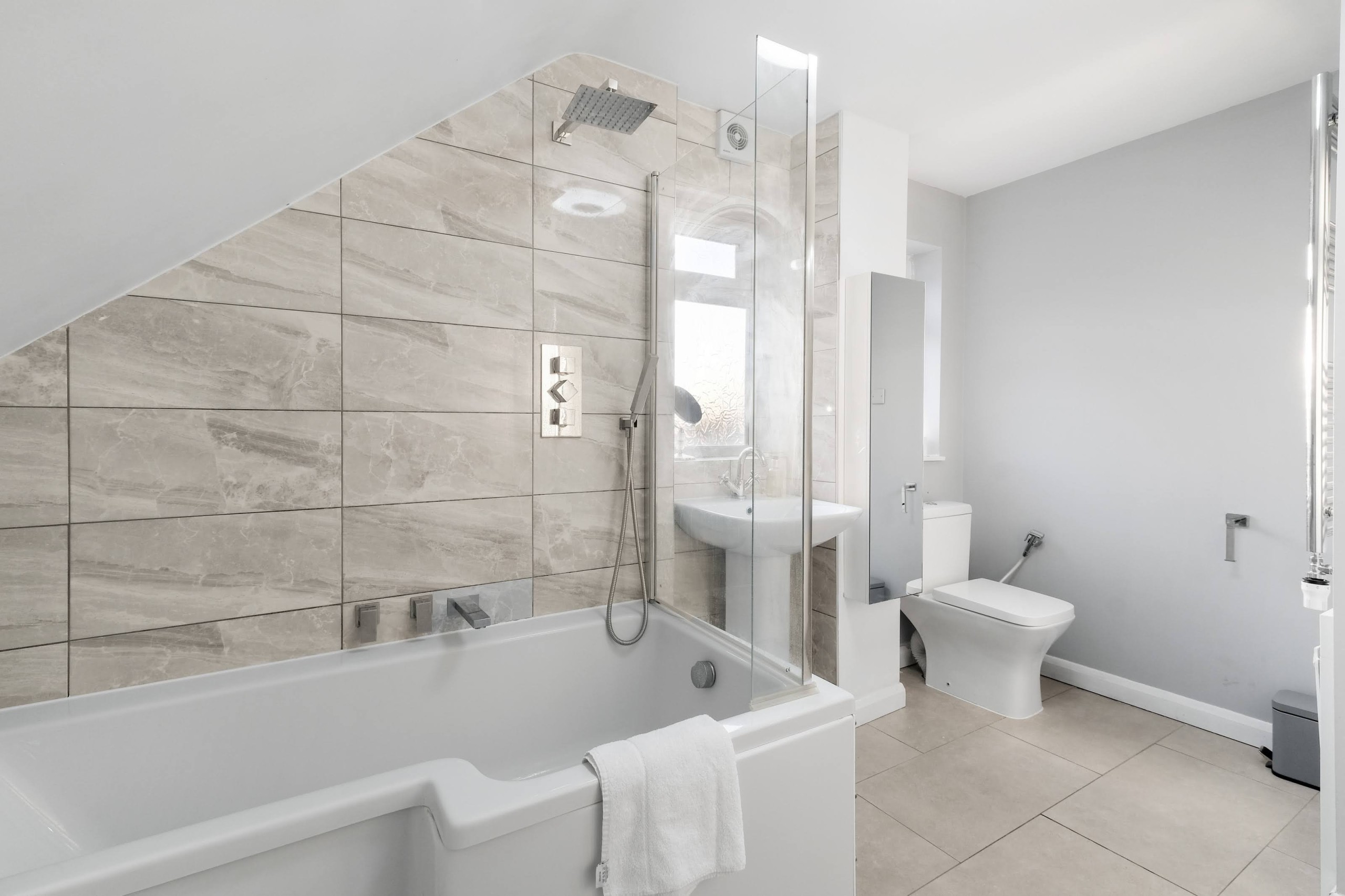 Cadwell Serviced 4 Bedroom house with Parking Maidenhead Serviced