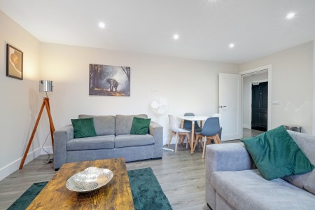 Crown Place 3 Bedroom 2 Bathroom Luxury Apartment with Parking in Shepperton - 03